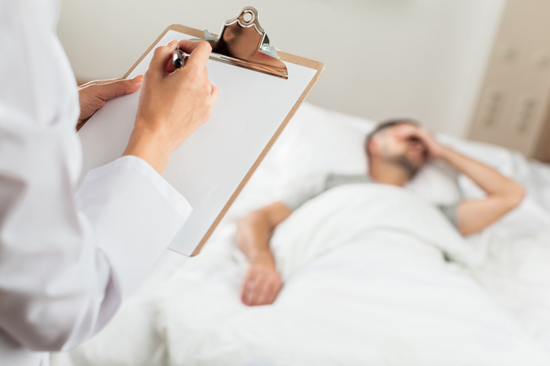 пациент в стационаре для лечения наркомании и врач